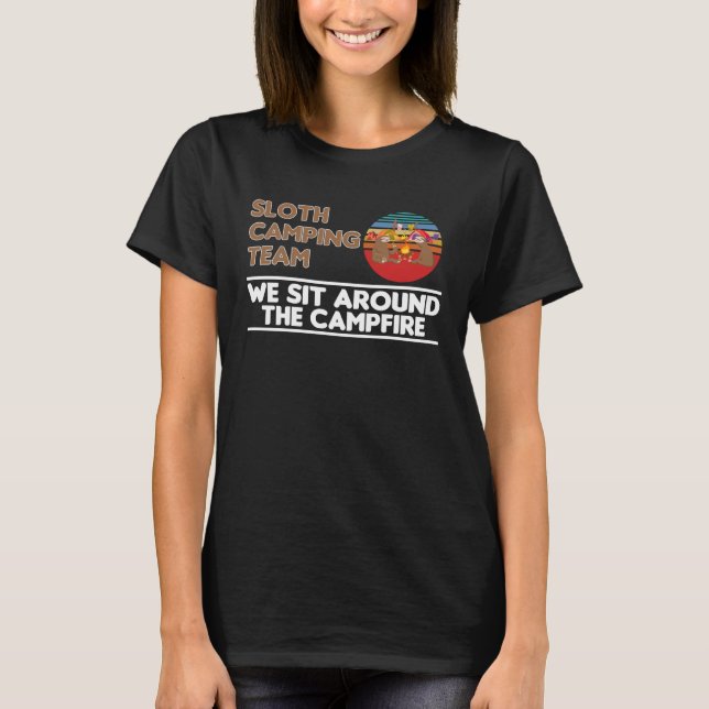 Camiseta Sloth Camping Team We Sit Around The Campfire Camp (Frente)
