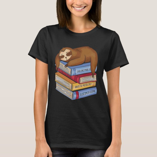 Camiseta Sloth Dormindo Em Um Monte De Livros (Frente)