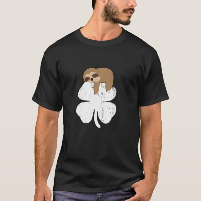 Camiseta Sloth Dormindo Na Rua De Shamrock O Espírito Do Di (Frente)