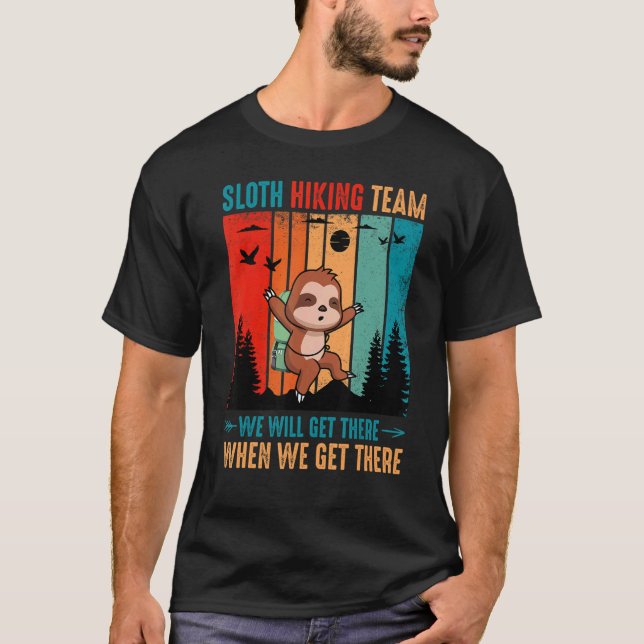 Camiseta Sloth Hiking Team We Will Get There When We Get Th (Frente)