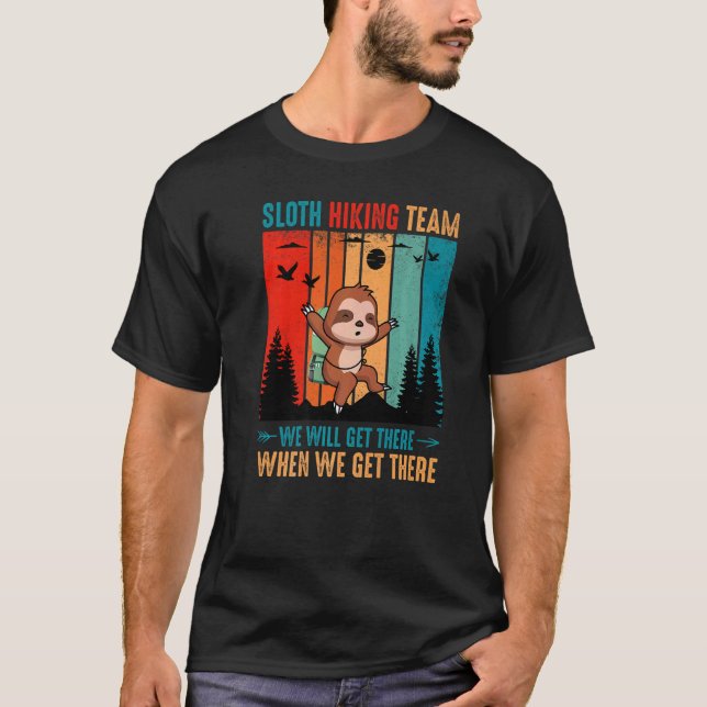 Camiseta Sloth Hiking Team We Will Get There When We Get Th (Frente)