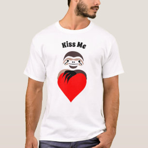 Camiseta Sloth Hugging a Red Love Heart