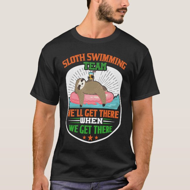 Camiseta Sloth Swimming Team  Funny Lazy Sloth floating on  (Frente)