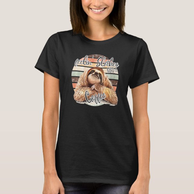 Camiseta Slotheon Precisa De Um Trator De Café De Café (Frente)