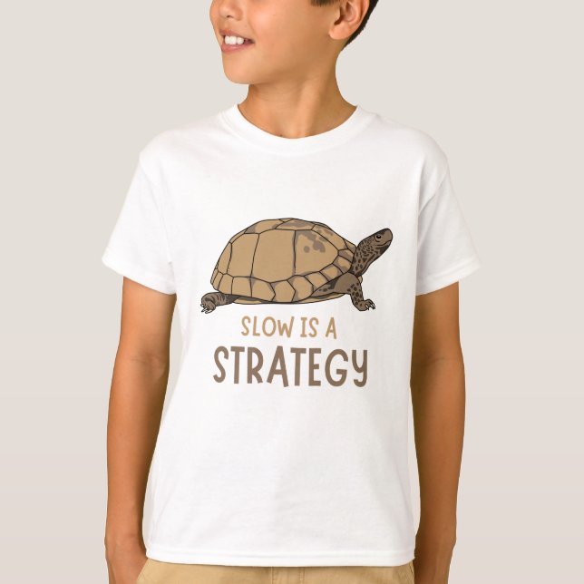 Camiseta Slow Is a Strategy – Minimal Turtle Quote Design (Frente)