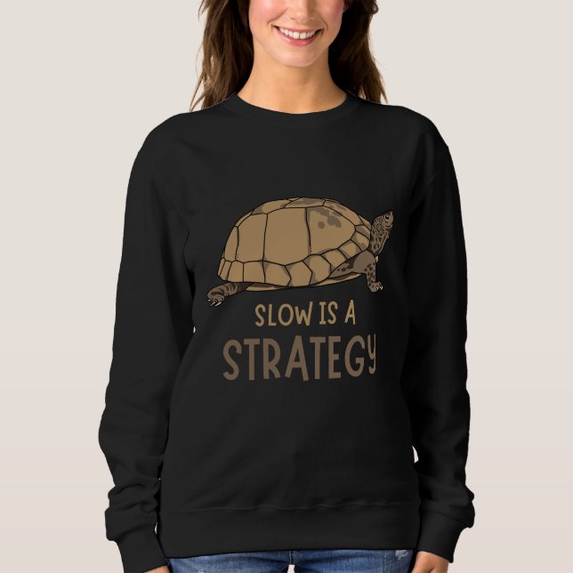 Camiseta Slow Is a Strategy – Minimal Turtle Quote Design (Frente)
