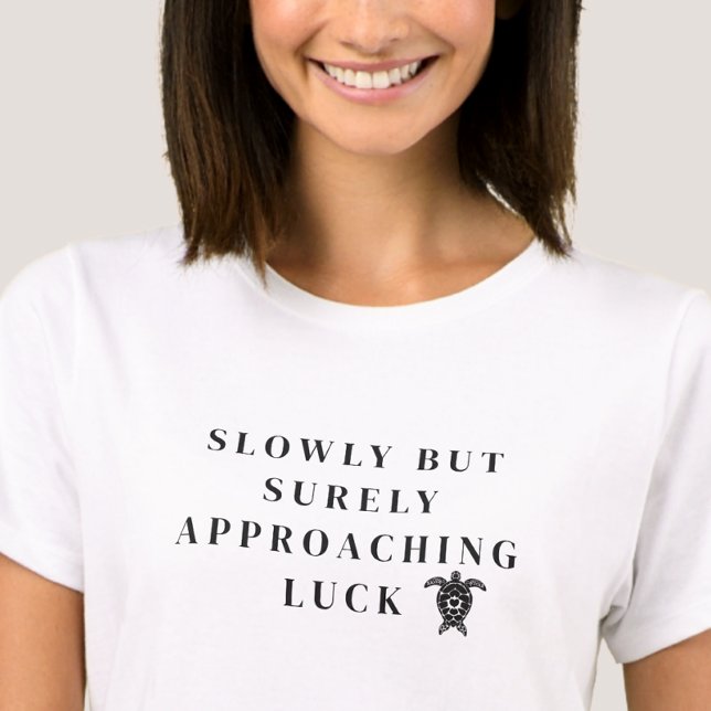 Camiseta Slowly But Surely Approaching Luck Black Quote (Criador carregado)