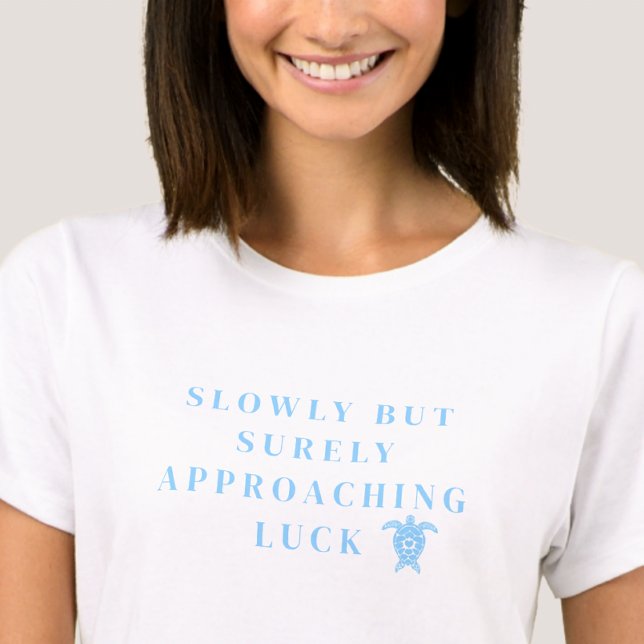 Camiseta Slowly But Surely Approaching Luck Blue Quote (Criador carregado)