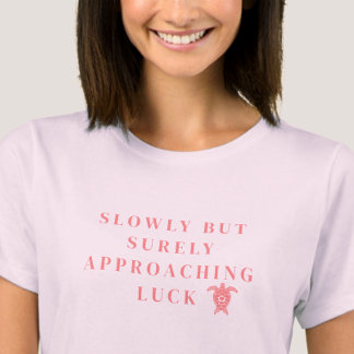 Camiseta Slowly But Surely Approaching Luck Pink Quote