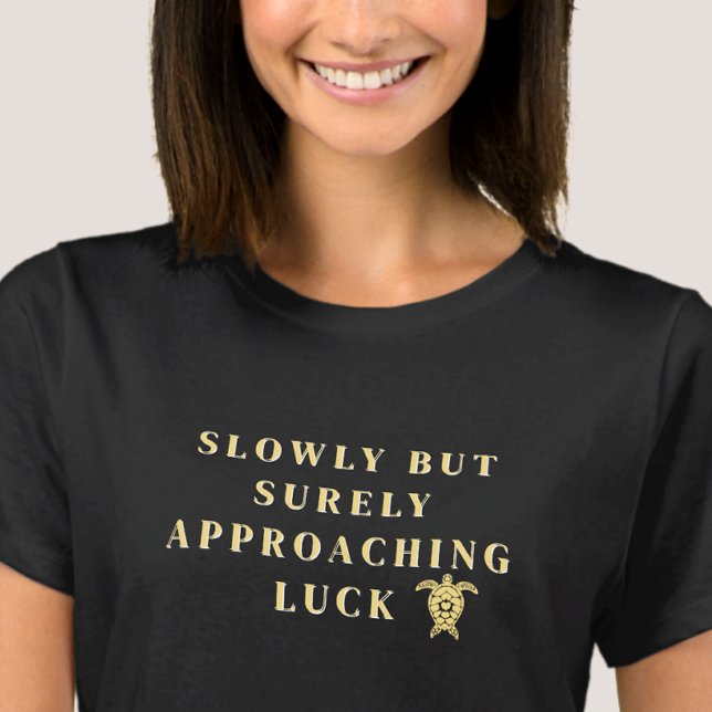 Camiseta Slowly But Surely Approaching Luck Yellow Quote (Criador carregado)