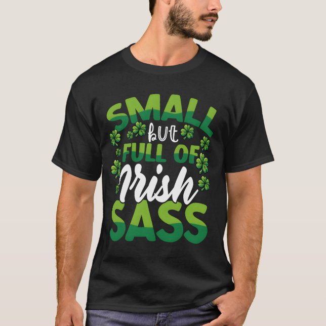 Camiseta Small But Full of Irish Sass Funny St Patricks fam (Frente)