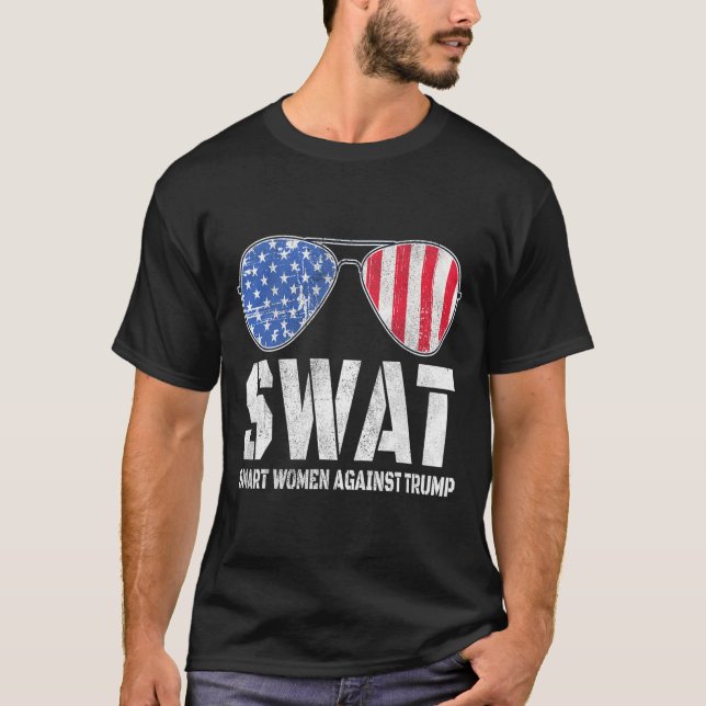 Camiseta Smart Women Against Trump Engraçado Anti-Trump 202 (Frente)