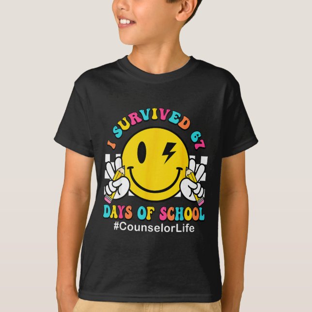 Camiseta Smile Face I Survived 67 Days Of School Counselor  (Frente)