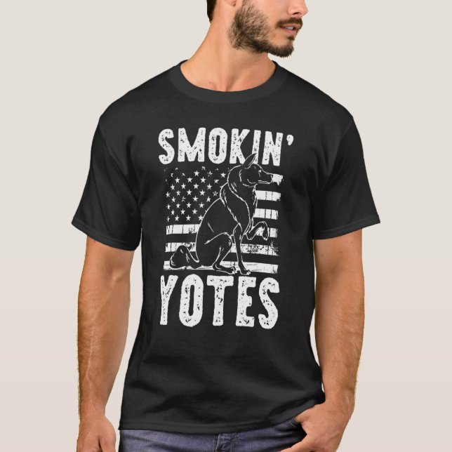 Camiseta Smokin Yotes Coyote Trapping Coyote Hunting (Frente)