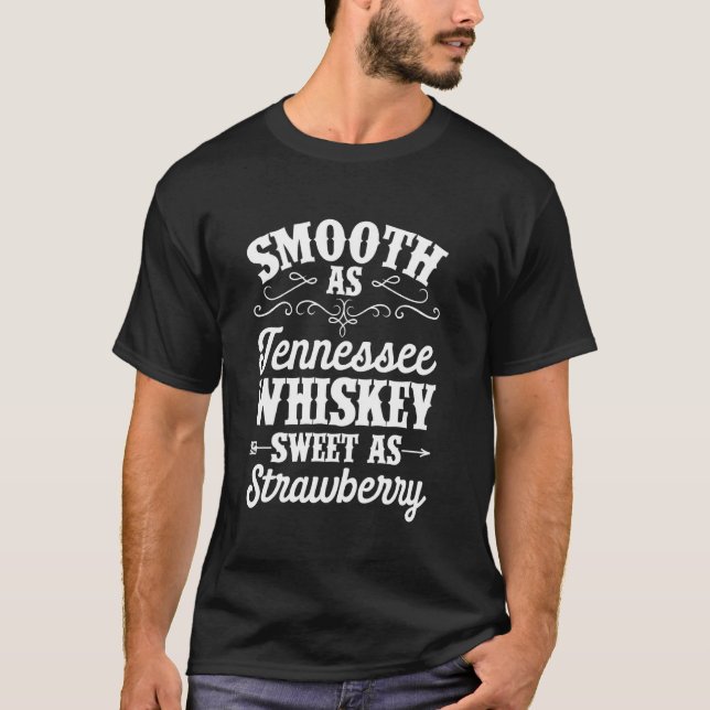 Camiseta Smooth Tennessee Whiskey Sweet As Strawberry Alcoh (Frente)