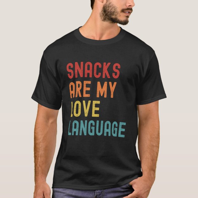 Camiseta Snacks Are My Love Language Retro Groovy  saying f (Frente)
