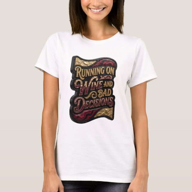 Camiseta Snappy Gold FUNCIONANDO COM VINHO E DECISÕES RUINS (Frente)