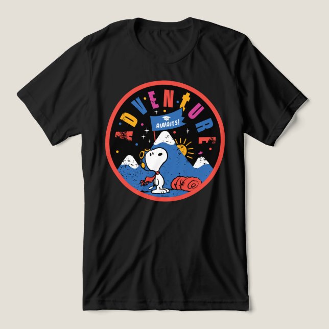 Camiseta Snoopy Adventure Awaits Graduation Mountain Design (Design frontal)