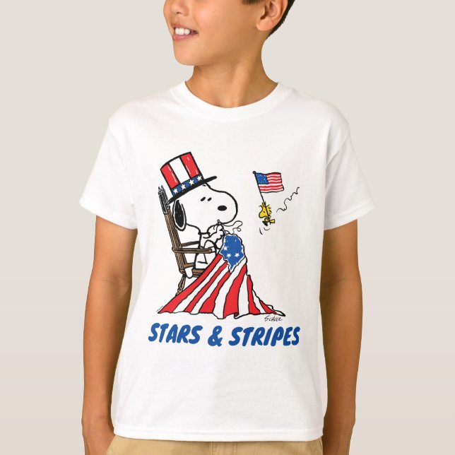 Camiseta Snoopy Sewing 4 de julho Flag (Frente)