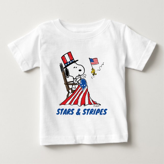 Camiseta Snoopy Sewing 4 de julho Flag (Frente)