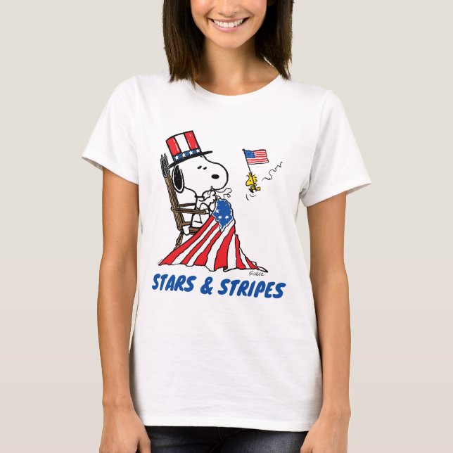 Camiseta Snoopy Sewing 4 de julho Flag (Frente)