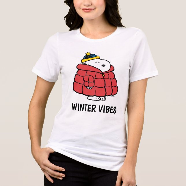 Camiseta Snoopy Winter in Puffer Coat Tri-Blend Shirt (Frente)