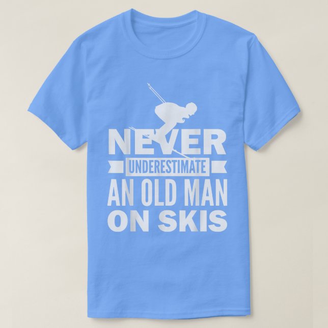 Camiseta Snow Skiing Never Underestimate An Old Man Winter  (Frente do Design)