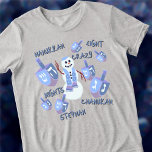 Camiseta Snowman Dreidels Engraçado 8 Noites Loucas Hanukka<br><div class="desc">Personalize esta divertida camisa de Hanukkah como um presente fofo ou talvez para você mesmo! Um feliz boneco de neve judeu faz um alô no centro da design com sete sonhos azuis e roxos combinando de diferentes tamanhos dançando ao seu redor. Espelhados entre os sonhos estão palavras em uma letra...</div>