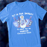 Camiseta Snowman Dreidels Jewish Holiday Hanukkah Engraçado<br><div class="desc">Esta camiseta Hanukkah personalizada e engraçada é excelente como um presente para você ou como um presente. Projetado com texto branco para camisas escuras, a design principal é um boneco de neve balançando olá flanqueado por sonhos semelhantes em blues e roxo, um de cada lado. Uma fonte manuscrita branca no...</div>