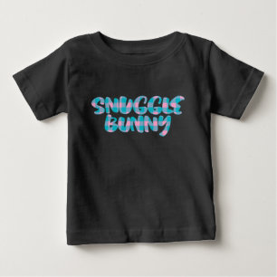Camiseta Snuggle Bunny Rosa Texto Azul Fofo