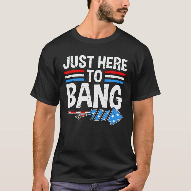 Camiseta SÓ AQUI PARA A Celebração de Fogos de Artifício de (Frente)