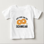 Camiseta Só Aqui Para O Pão De Chanucá Engraçado De Schmear<br><div class="desc">hanukkah, judeu, chanukah, menorah, dreidel, dom, aniversário, feriado, latino</div>
