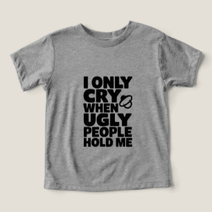 Camiseta Só Choro Quando Pessoas Feias Me Abraçam - Design