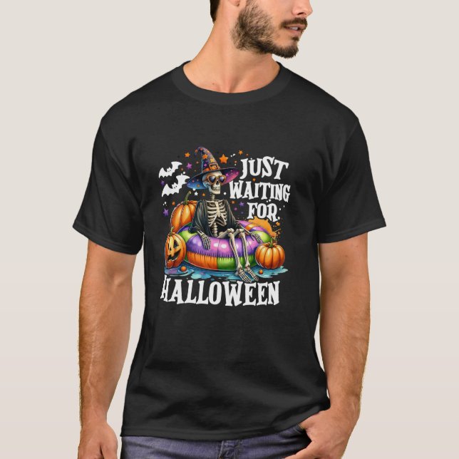Camiseta Só Esperando Pelo Esqueleto Da Bruxa De Halloween  (Frente)