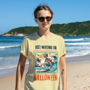Camiseta Só esperando pelo esqueleto de surfe no Halloween