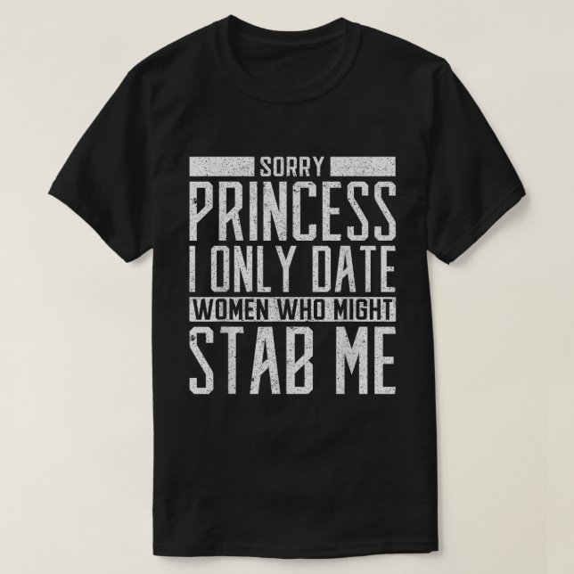 Camiseta Só Namoro Mulheres Que Podem Me Esfaquear (Frente do Design)