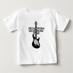 Camiseta Só preciso de amor e de tocar violão.