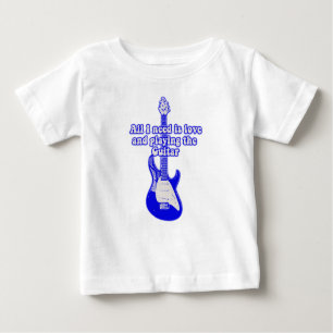 Camiseta Só preciso de amor e de tocar violão