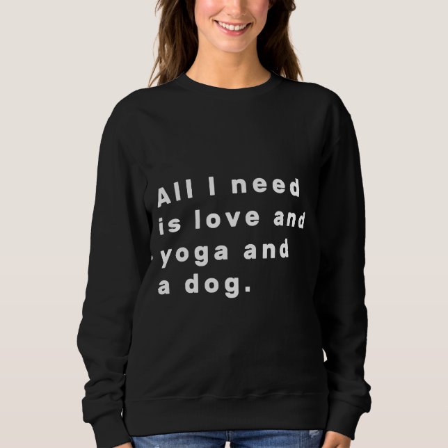Camiseta Só Preciso De Amor E Ioga E Um Cão Branco (Frente)