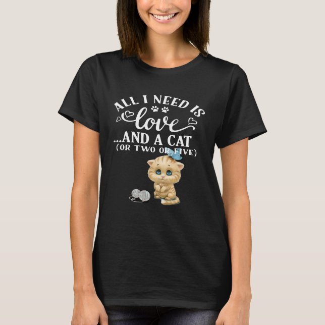 Camiseta Só Preciso De Amor E Um Gato Ou Dois Ou Cinco. (Frente)