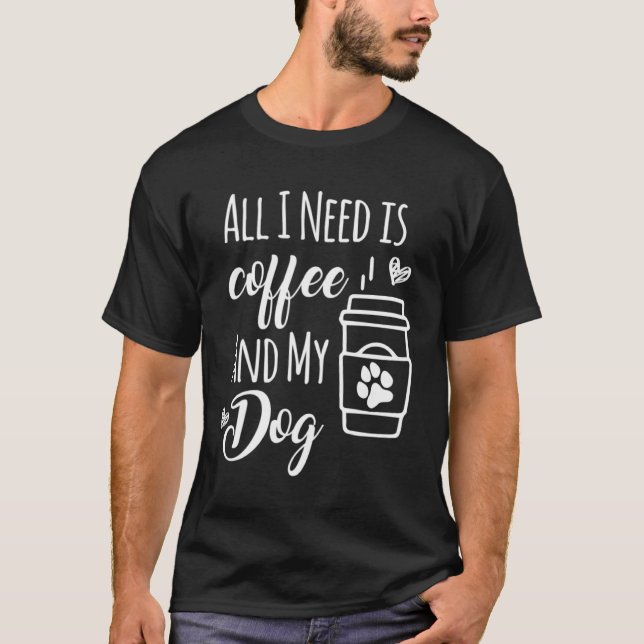 Camiseta Só Preciso De Café E Cachorro (Frente)