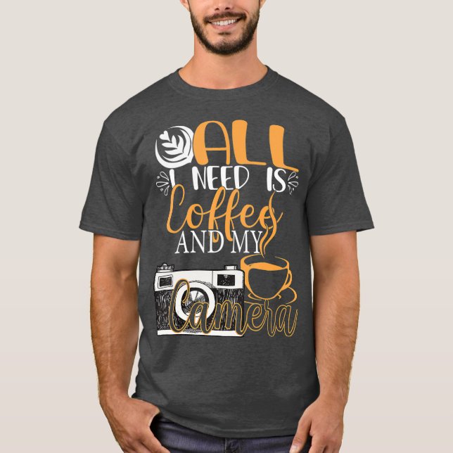 Camiseta Só Preciso De Café E Minha Câmera É Engraçada. (Frente)