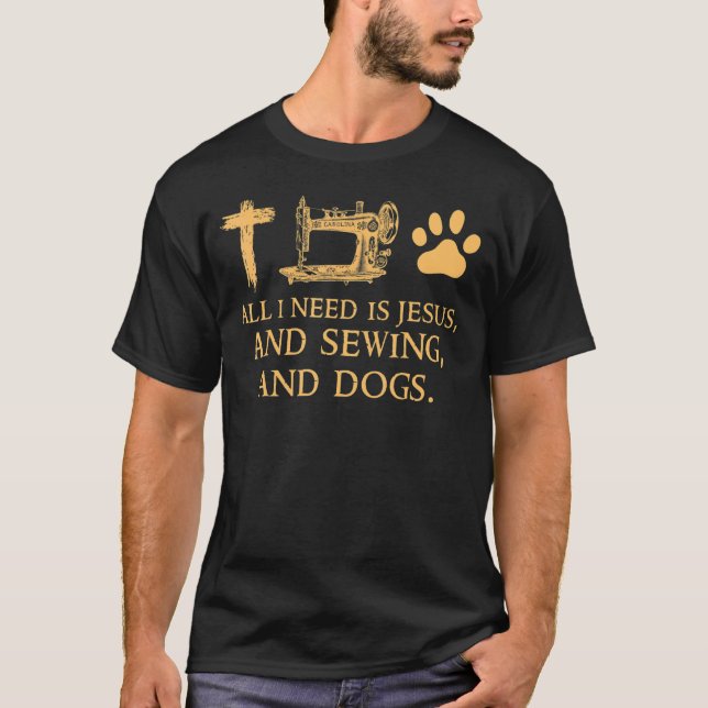 Camiseta Só Preciso De Jesus E Cozinhar E Cachorros. (Frente)