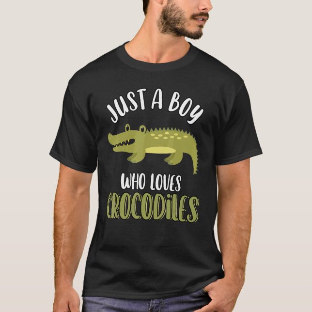 Camiseta Só Um Menino Que Ama Crocodilo De Crocodilo (Frente)