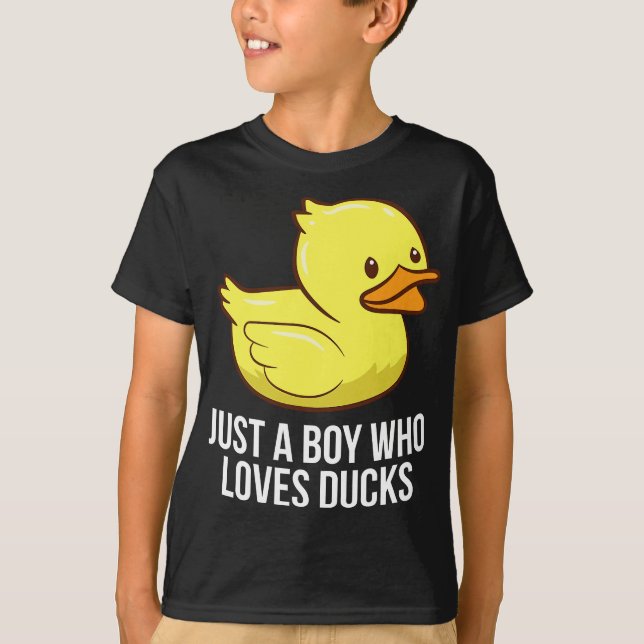 Camiseta Só Um Menino Que Ama Patos De Borracha (Frente)