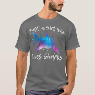 CAMISETA SÓ UMA GAROTA QUE AMA TUBARÕES...