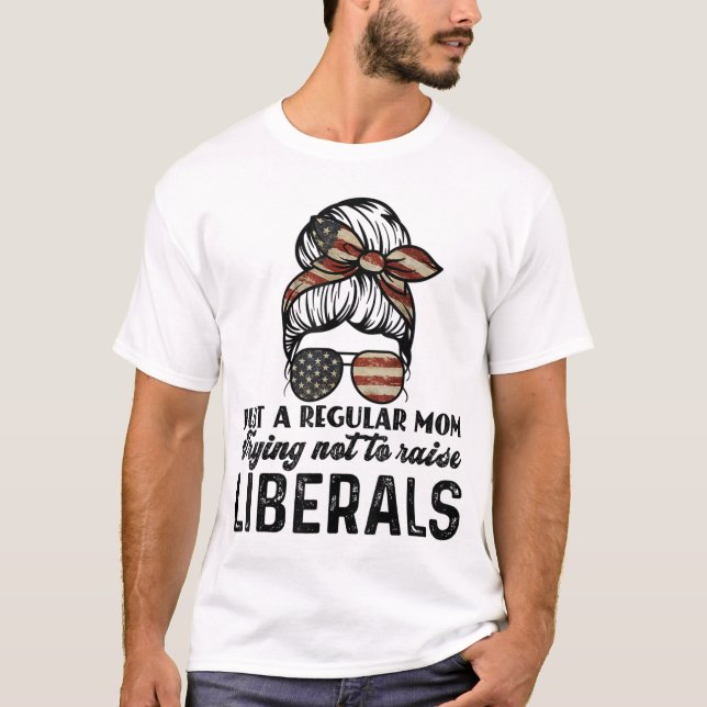 Camiseta Só Uma Mãe Normal Tentando Não Criar Liberais  (Frente)