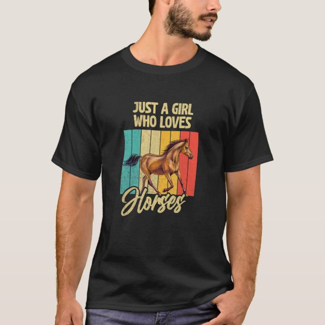 Camiseta Só Uma Menina Que Ama Cavalos Andando Apresenta Me (Frente)