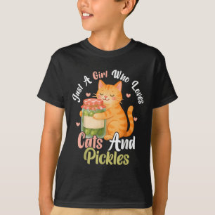 Camiseta Só Uma Menina Que Ama Gatos E Picles. Gatos Engraç