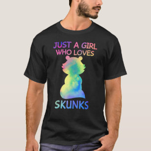 Camiseta Só Uma Menina Que Ama O Skunks Engraçado